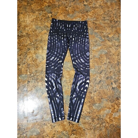 lululemon black and white legging size 8 (L28 ‎ ) - Picture 4 of 8